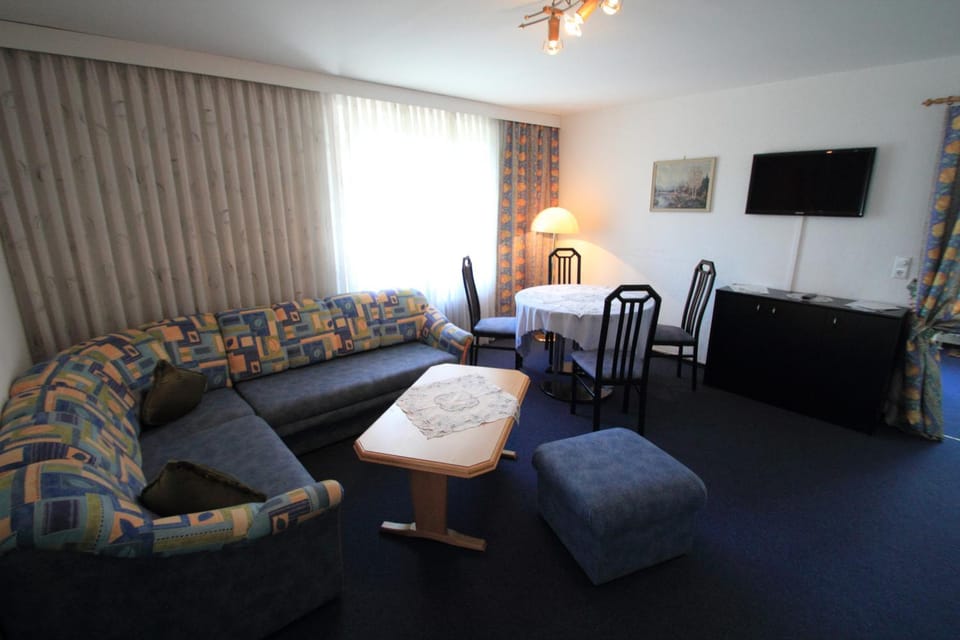 Communal lounge/ TV room, Living room, Dining area