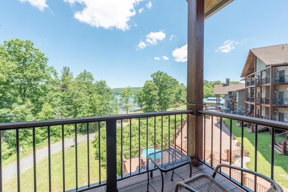 B302 One Bedroom & Loft Lake View Apartment in Deep Creek Lake