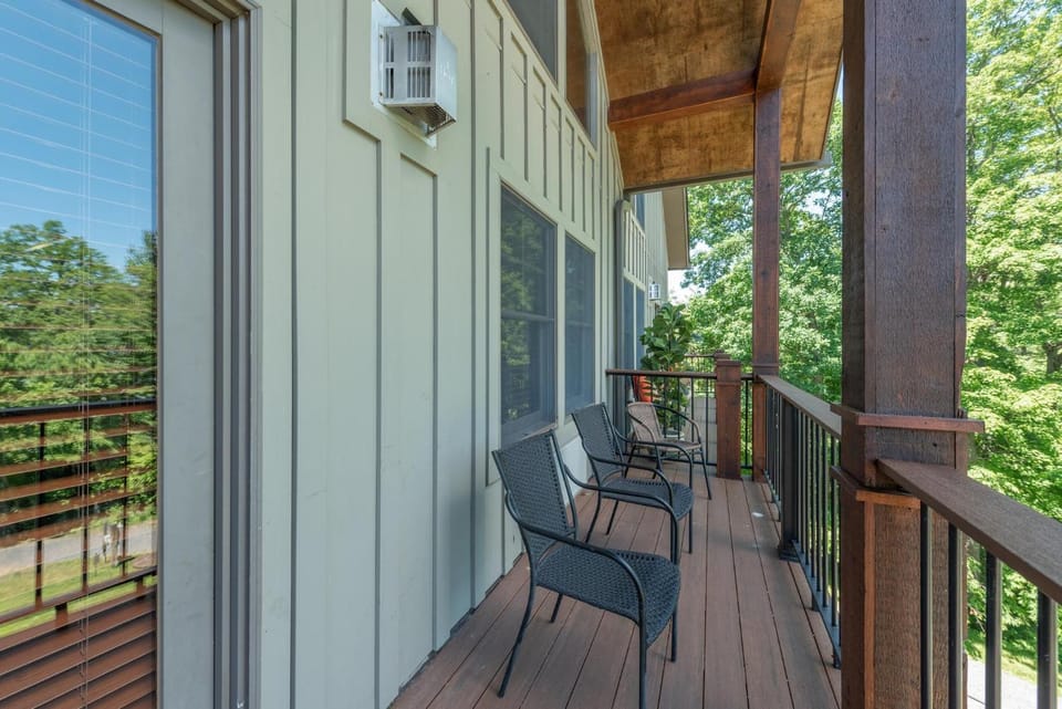 B302 One Bedroom & Loft Lake View Apartment in Deep Creek Lake