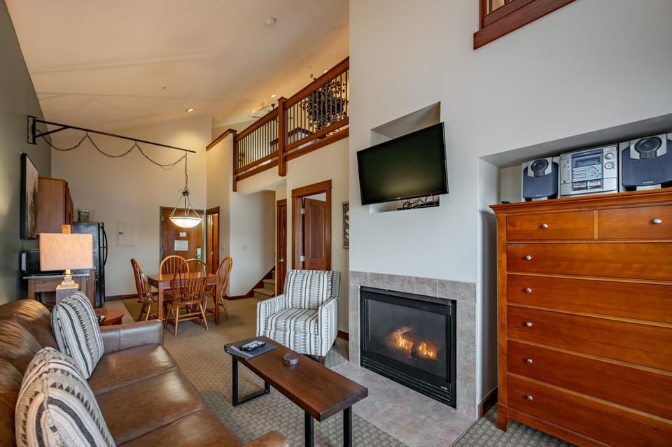 B302 One Bedroom & Loft Lake View Apartment in Deep Creek Lake