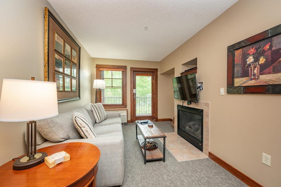 B105 One Bedroom Lake View Apartment in Deep Creek Lake