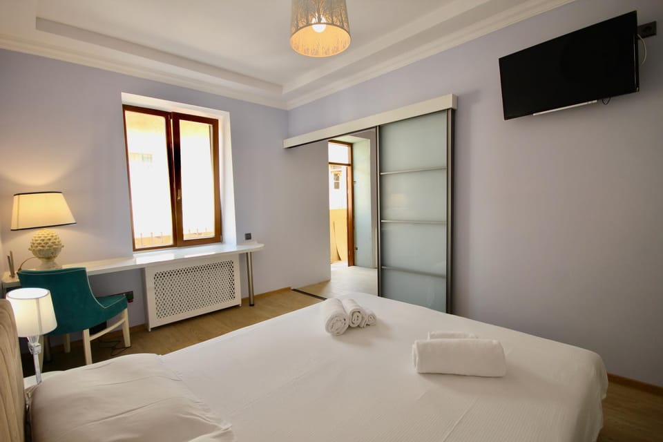 Bed, TV and multimedia, Bedroom
