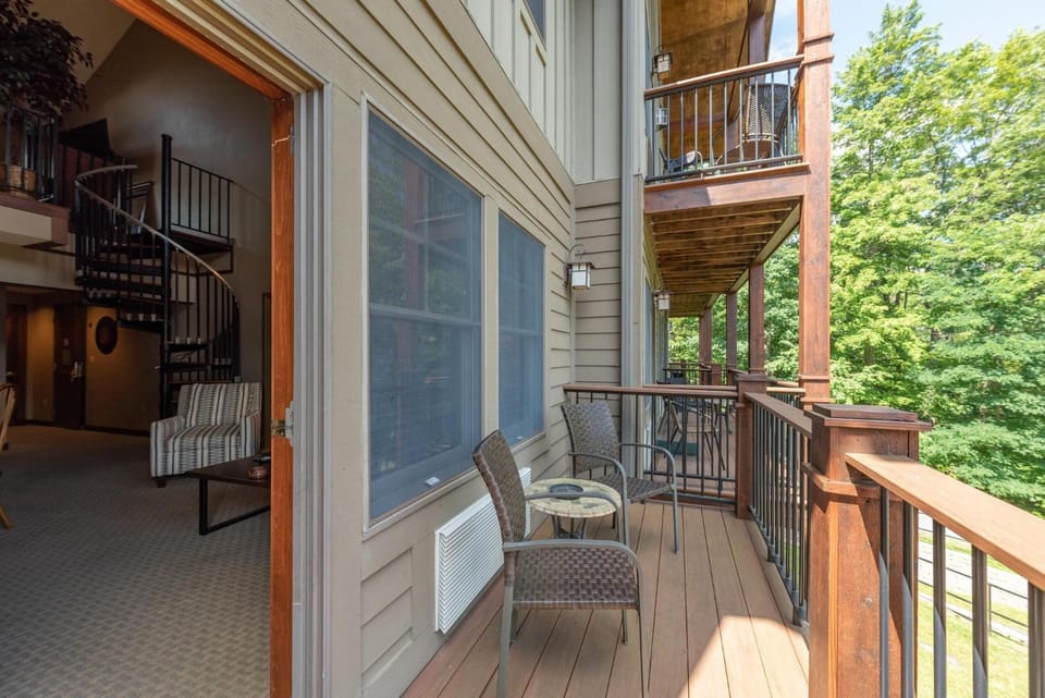 B203 One Bedroom & Loft Lake View Apartment in Deep Creek Lake