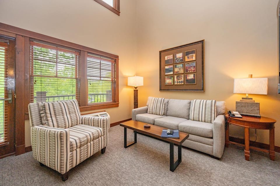 B206 One Bedroom & Loft Lake View Apartment in Deep Creek Lake