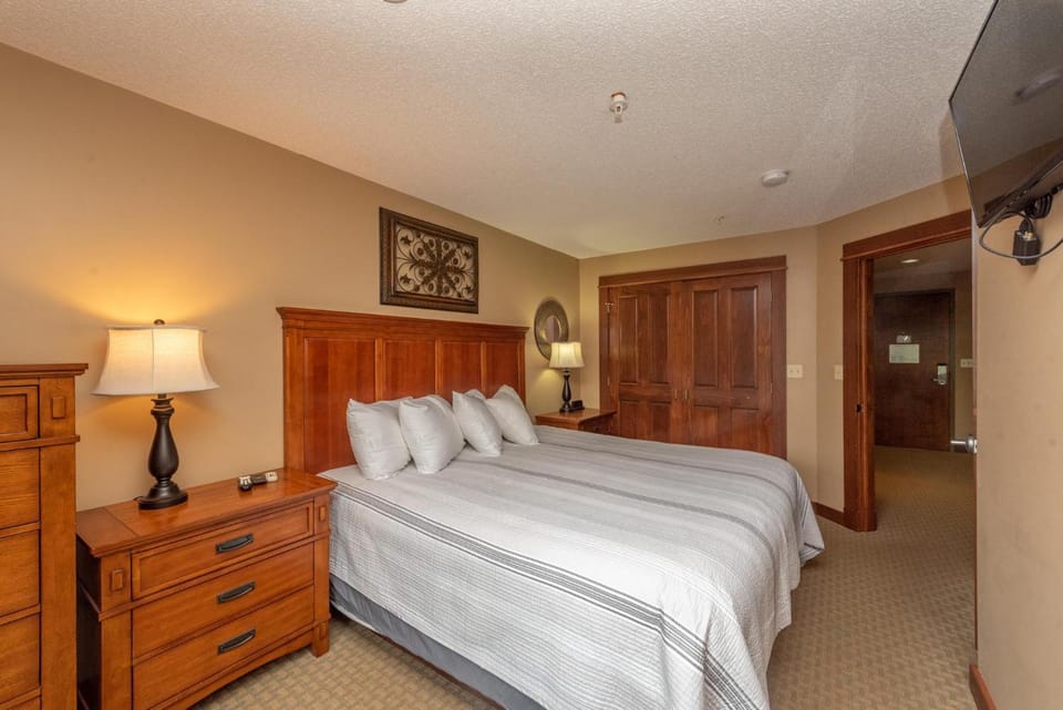 A121 One Bedroom Lake View Apartment in Deep Creek Lake