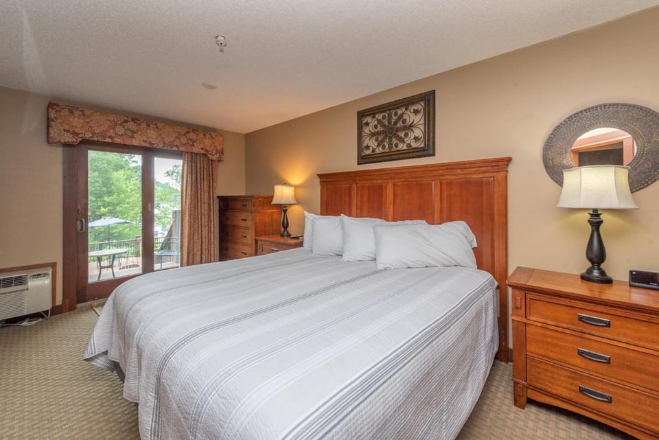 A121 One Bedroom Lake View Apartment in Deep Creek Lake