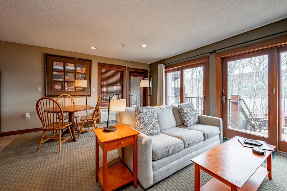 A125 Studio Lake View Apartment in Deep Creek Lake