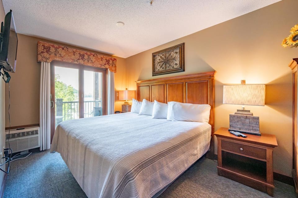 A211 One Bedroom Lake View Apartment in Deep Creek Lake