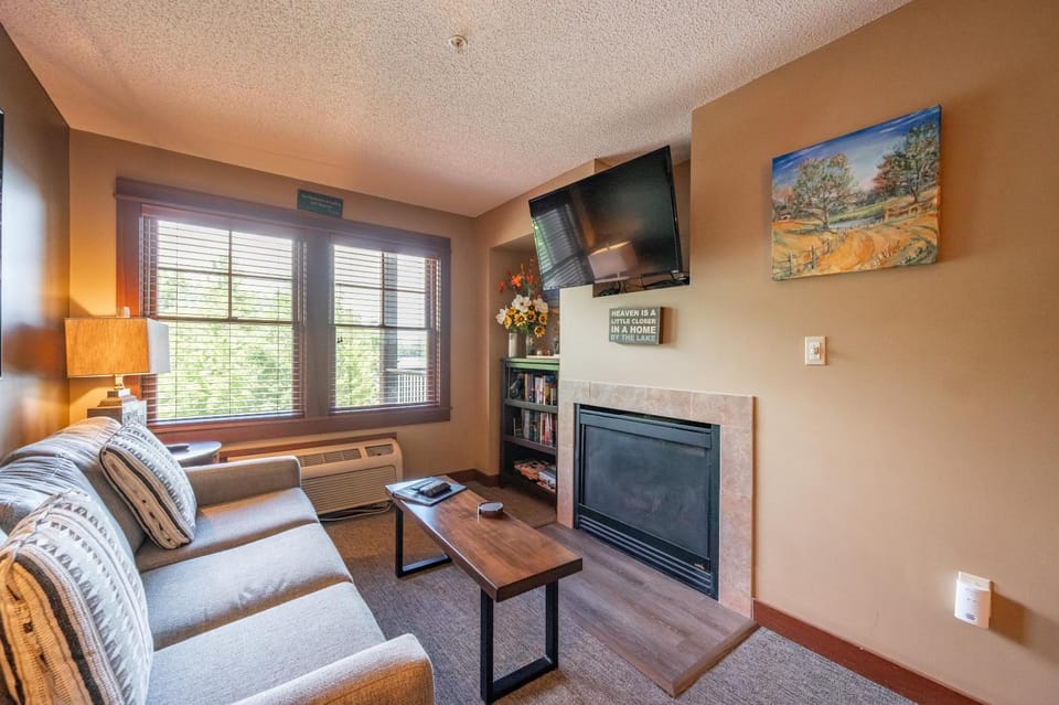 A211 One Bedroom Lake View Apartment in Deep Creek Lake