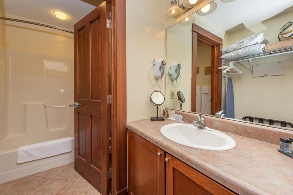 A213 Studio Lake View Apartment in Deep Creek Lake
