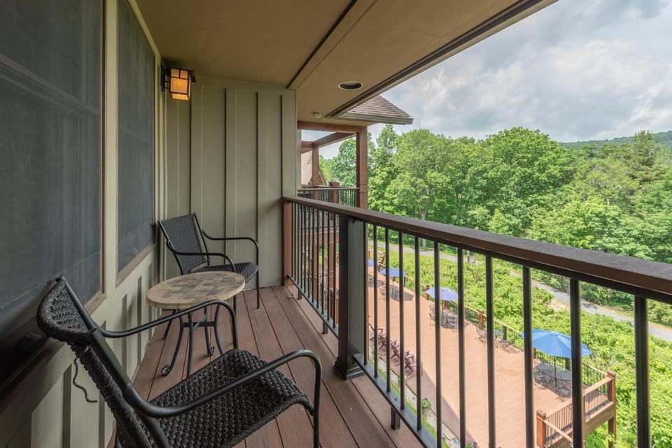 A305 Studio & Loft Lake View Apartment in Deep Creek Lake