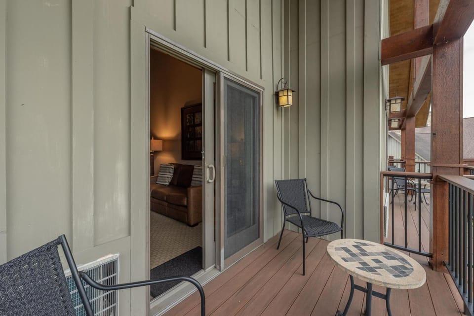 A307 One Bedroom & Loft Lake View Apartment in Deep Creek Lake