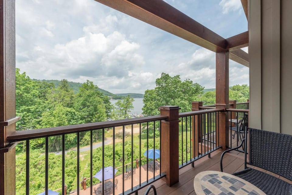 A311 One Bedroom & Loft Lake View Apartment in Deep Creek Lake