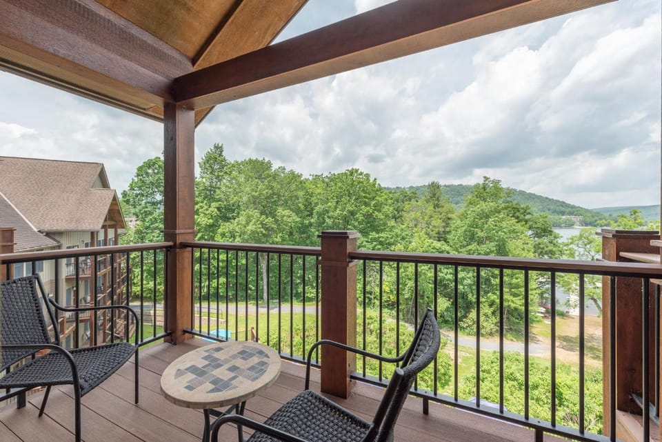 A311 One Bedroom & Loft Lake View Apartment in Deep Creek Lake