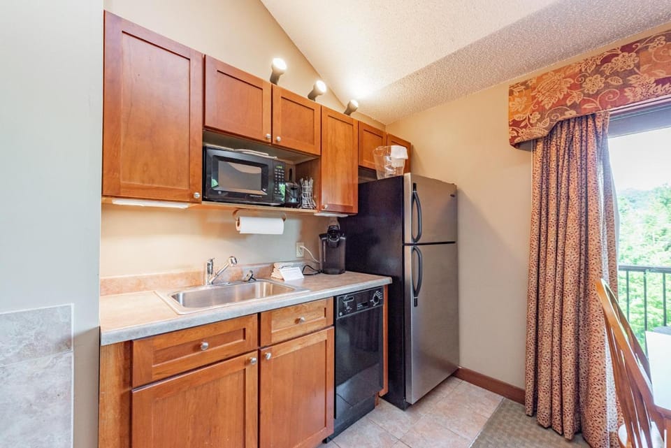 A313 Studio & Loft Lake View Apartment in Deep Creek Lake