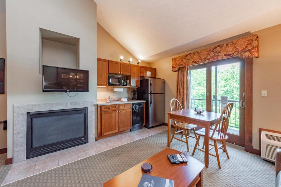 A313 Studio & Loft Lake View Apartment in Deep Creek Lake