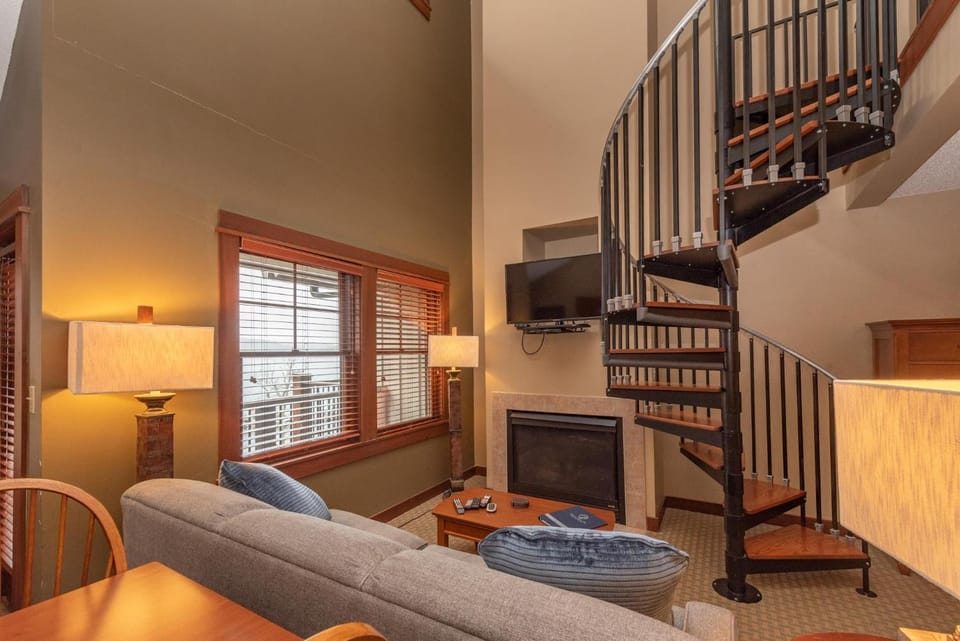 A315 Studio & Loft Lake View Apartment in Deep Creek Lake