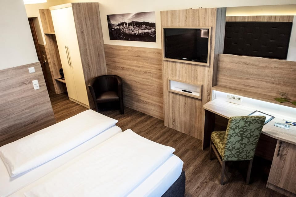 TV and multimedia, Photo of the whole room, Seating area, Bedroom