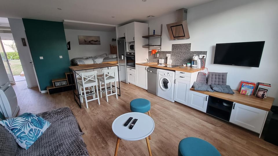 TV and multimedia, Kitchen or kitchenette, Living room, Seating area