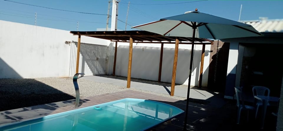 Casa com piscina e espaço gourmet a 30m da praia! House in State of Bahia