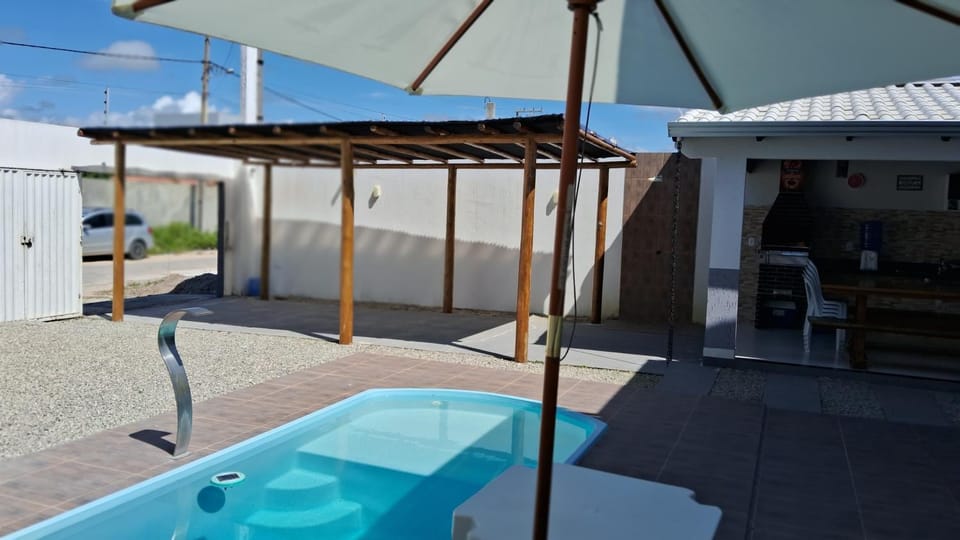 Casa com piscina e espaço gourmet a 30m da praia! House in State of Bahia