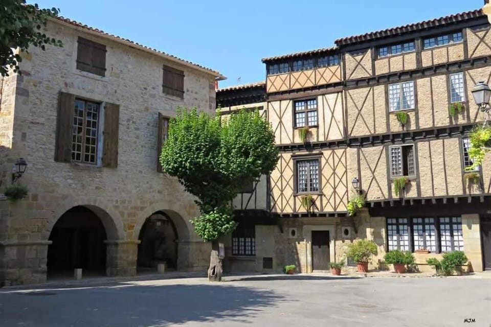 Property building, Facade/entrance, Neighbourhood, Summer, On site, Area and facilities