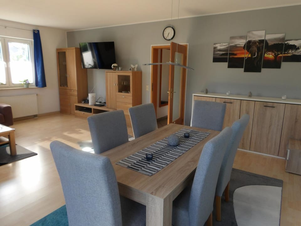 TV and multimedia, Living room, Dining area, Food