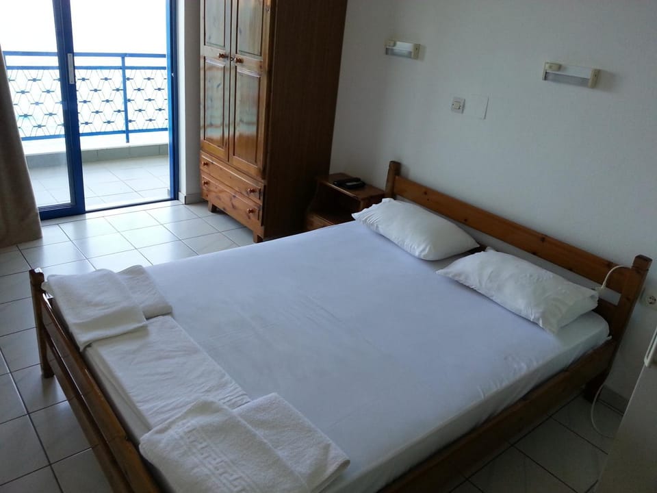 Bed, Balcony/Terrace, Photo of the whole room, Bedroom, Sea view