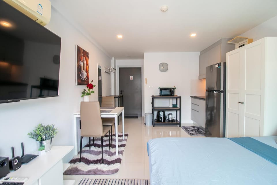Bed, TV and multimedia, Photo of the whole room, Seating area, Dining area, Bedroom, wardrobe