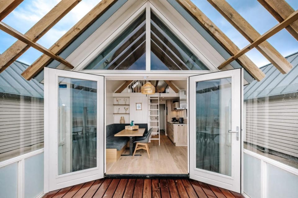 Property building, Balcony/Terrace, Living room