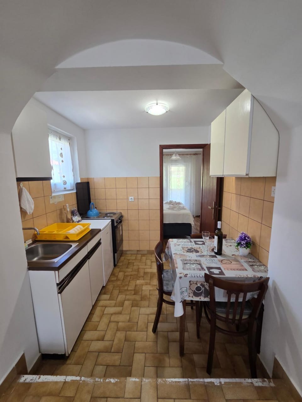 Kitchen or kitchenette, Dining area