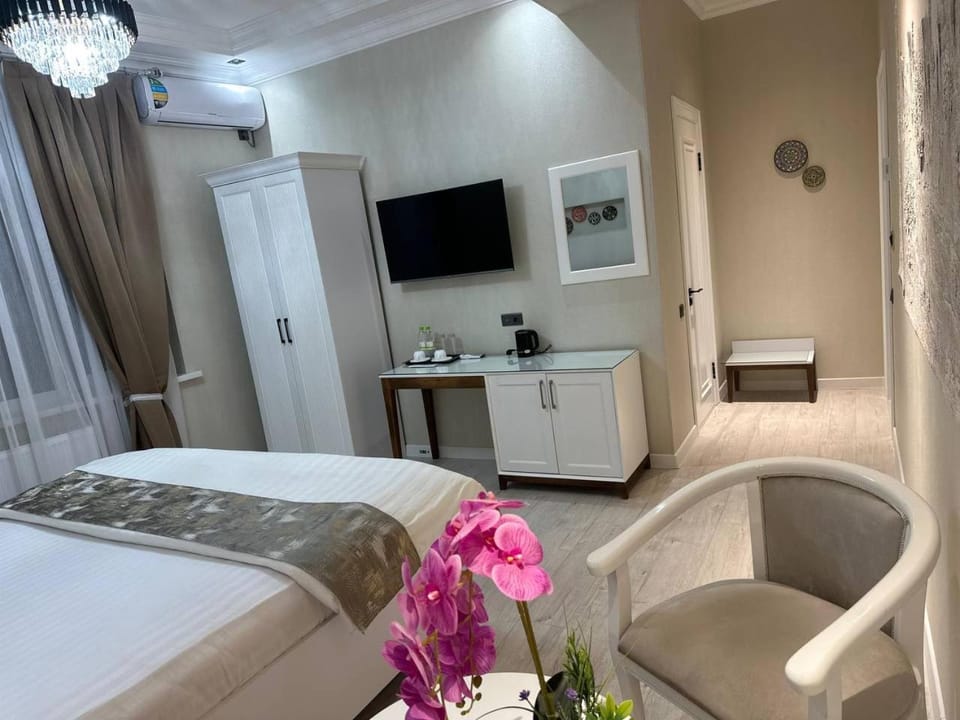 Bed, TV and multimedia, Photo of the whole room, Seating area, Bedroom, air conditioner