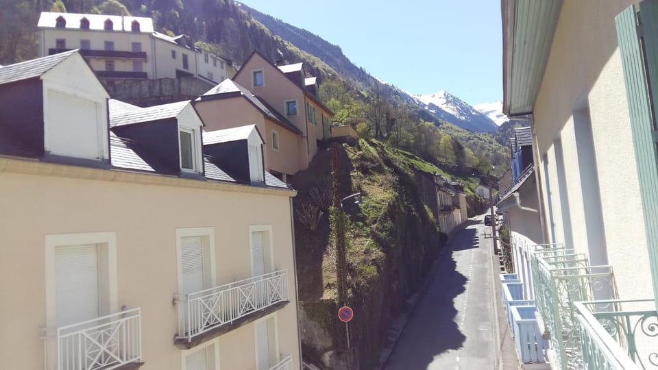 Neighbourhood, Balcony/Terrace, Street view
