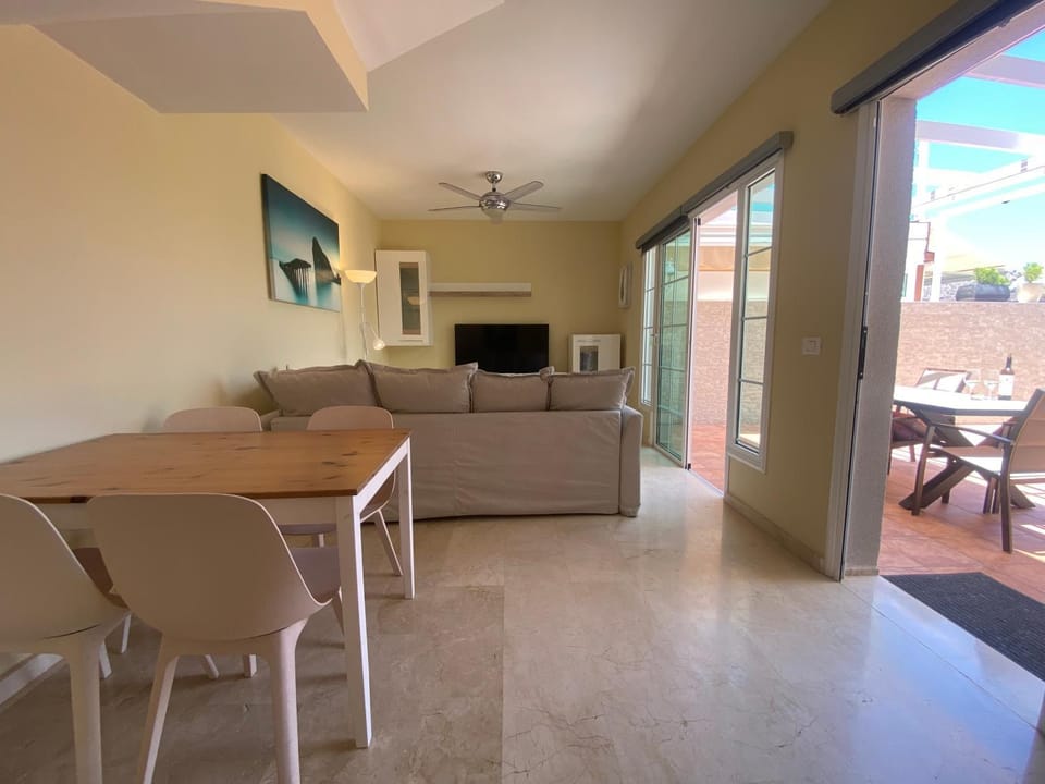 Restaurant/places to eat, TV and multimedia, Living room, Seating area