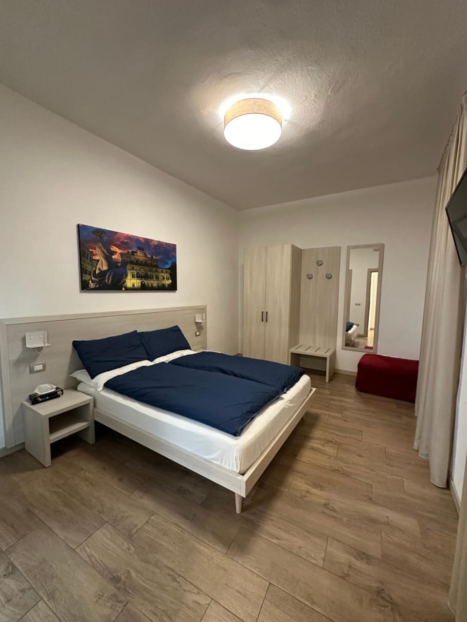 Photo of the whole room, Bedroom