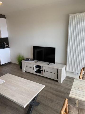 Studio 405 op zeedijk met frontaal zeezicht 4de verdiep Apartment in Middelkerke