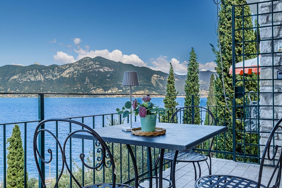 Spring, Day, Natural landscape, View (from property/room), Balcony/Terrace, Balcony/Terrace, Dining area, Lake view, Mountain view