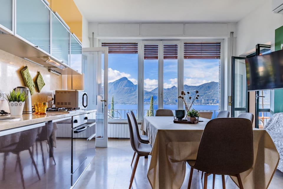 Natural landscape, TV and multimedia, Kitchen or kitchenette, Dining area, Mountain view