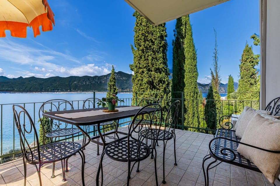 Natural landscape, View (from property/room), Balcony/Terrace, Balcony/Terrace, Dining area, Lake view, Mountain view