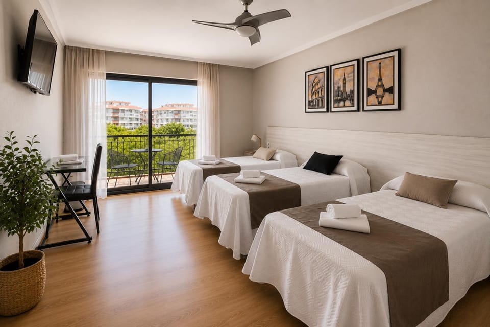 Bed, TV and multimedia, Photo of the whole room, Bedroom