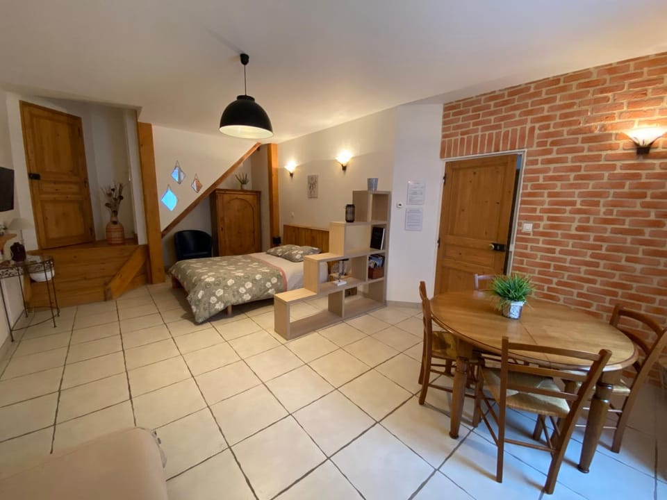 Bed, Dining area