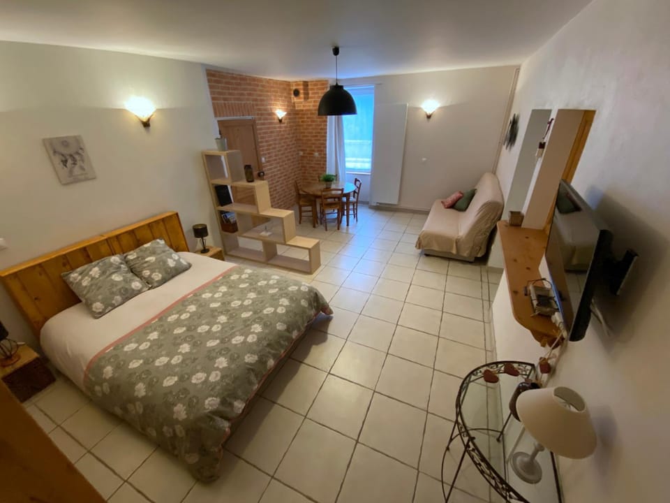 Bed, Seating area, Dining area