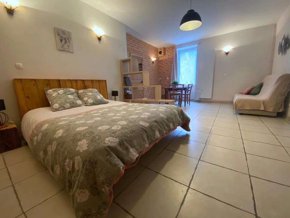 Bed, Seating area, Dining area