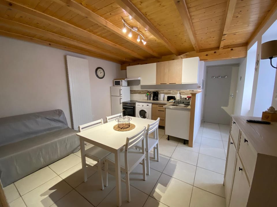Seating area, Dining area, kitchen