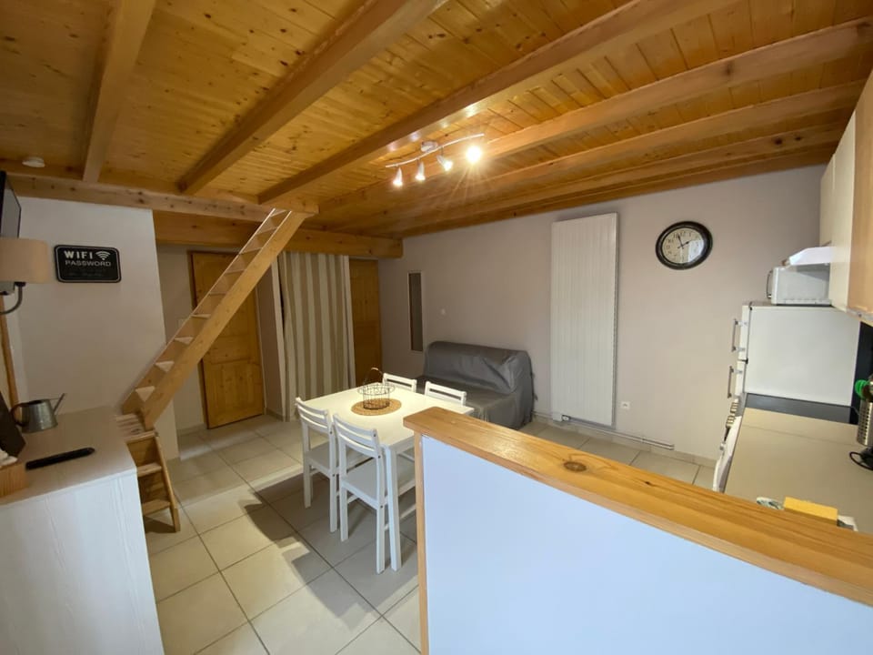 Seating area, Dining area