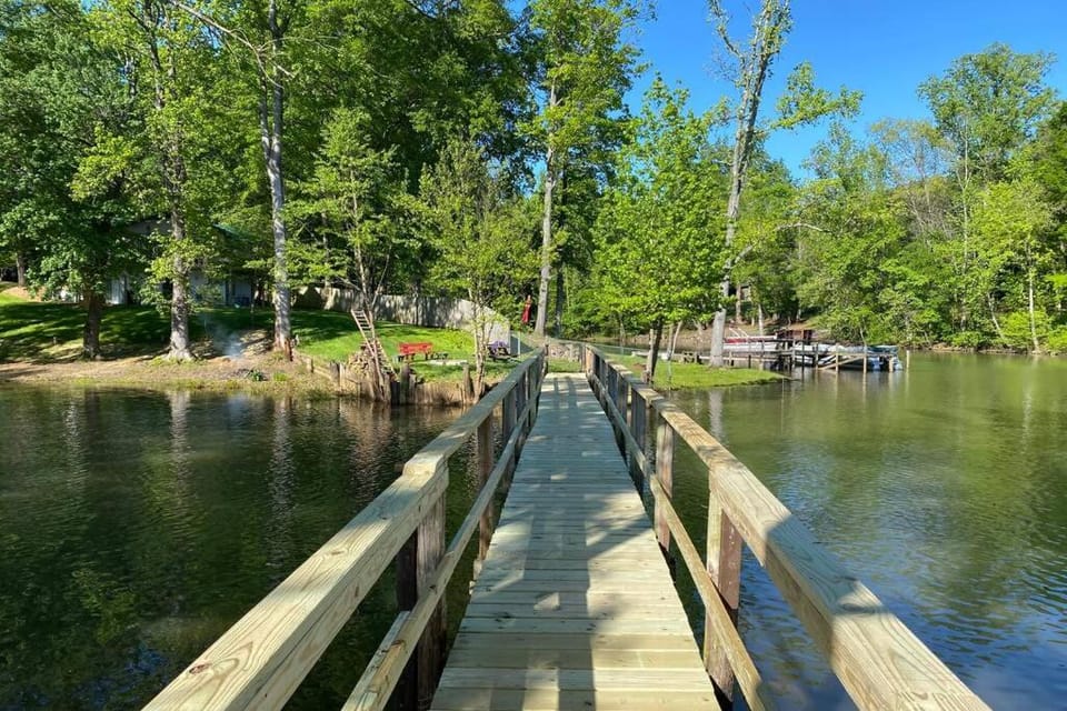 3-BDR Direct Waterfront Cottage House in Belmont