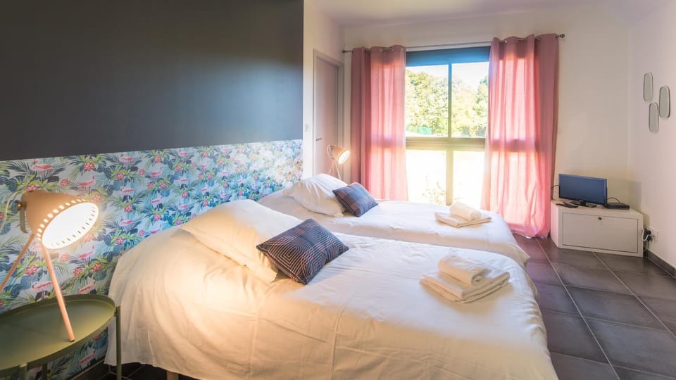Bed, Photo of the whole room