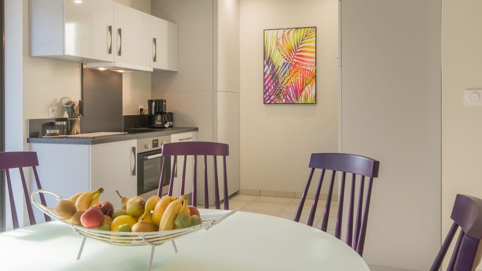 Kitchen or kitchenette, Dining area