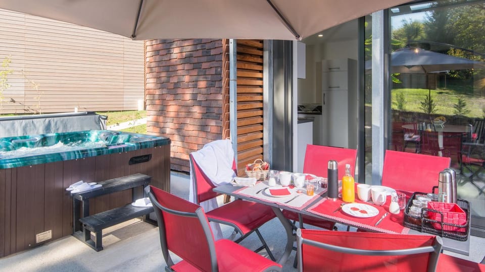 Hot Tub, Continental breakfast