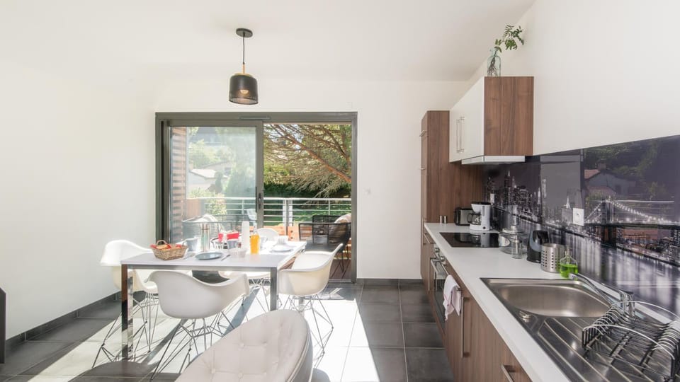 Kitchen or kitchenette, Dining area